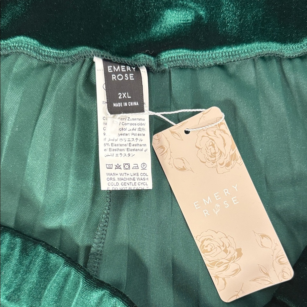 EMERY ROSE 2XL Luxurious Forest Green Velvet Pleated Skirt. Classic parties - Picture 4 of 8